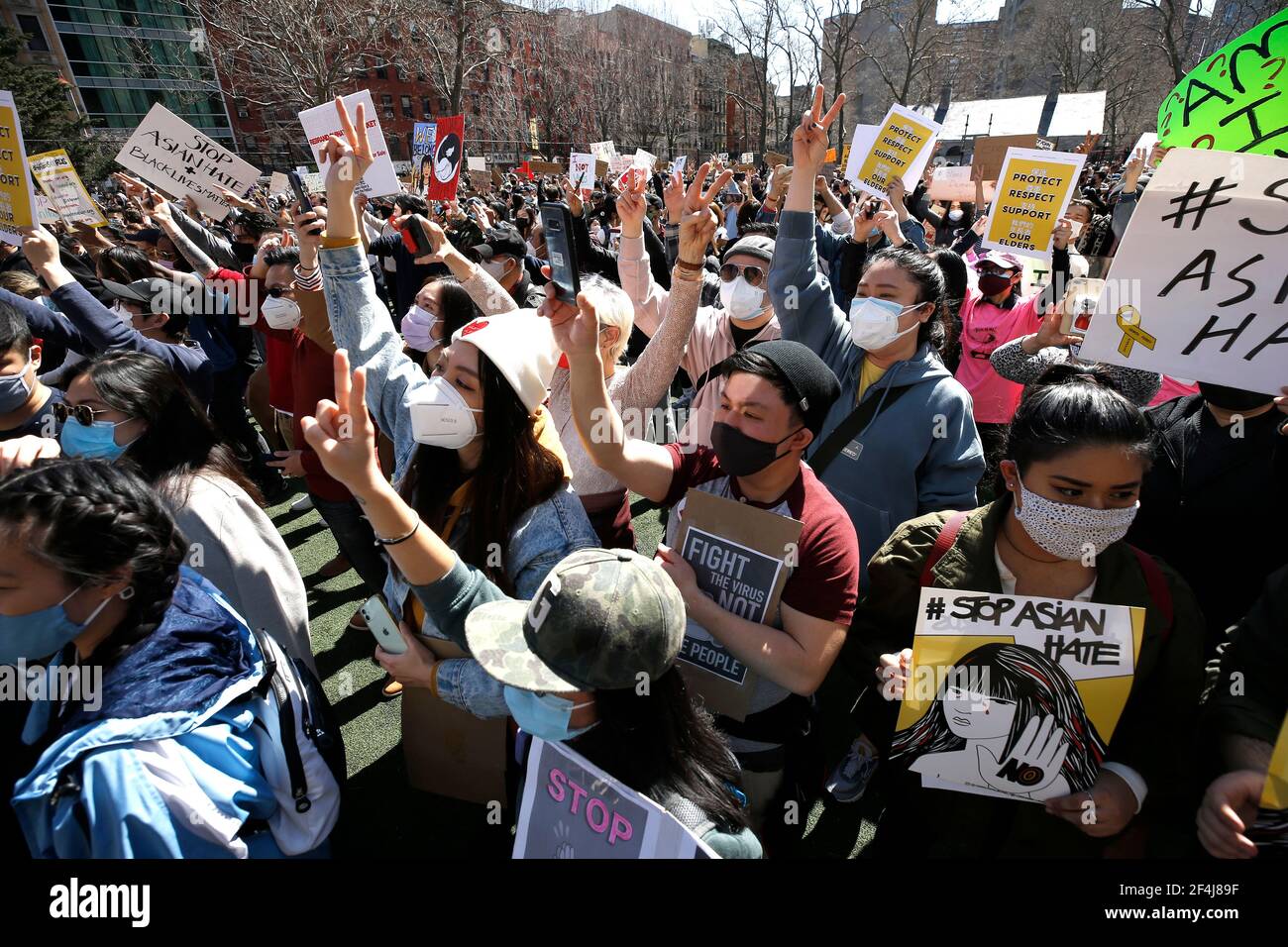 New York, Stati Uniti. 21 Mar 2021. I manifestanti tengono cartelli durante un raduno di pace per onorare le vittime di sparatorie e porre fine agli attacchi contro gli asiatici nel Columbus Park di Chinatown.cinque giorni fa otto persone sono state uccise nelle terme dell'area di Atlanta, sei delle quali erano asiatiche, causando sdegno e paura nella comunità asiatica. Credit: SOPA Images Limited/Alamy Live News Foto Stock