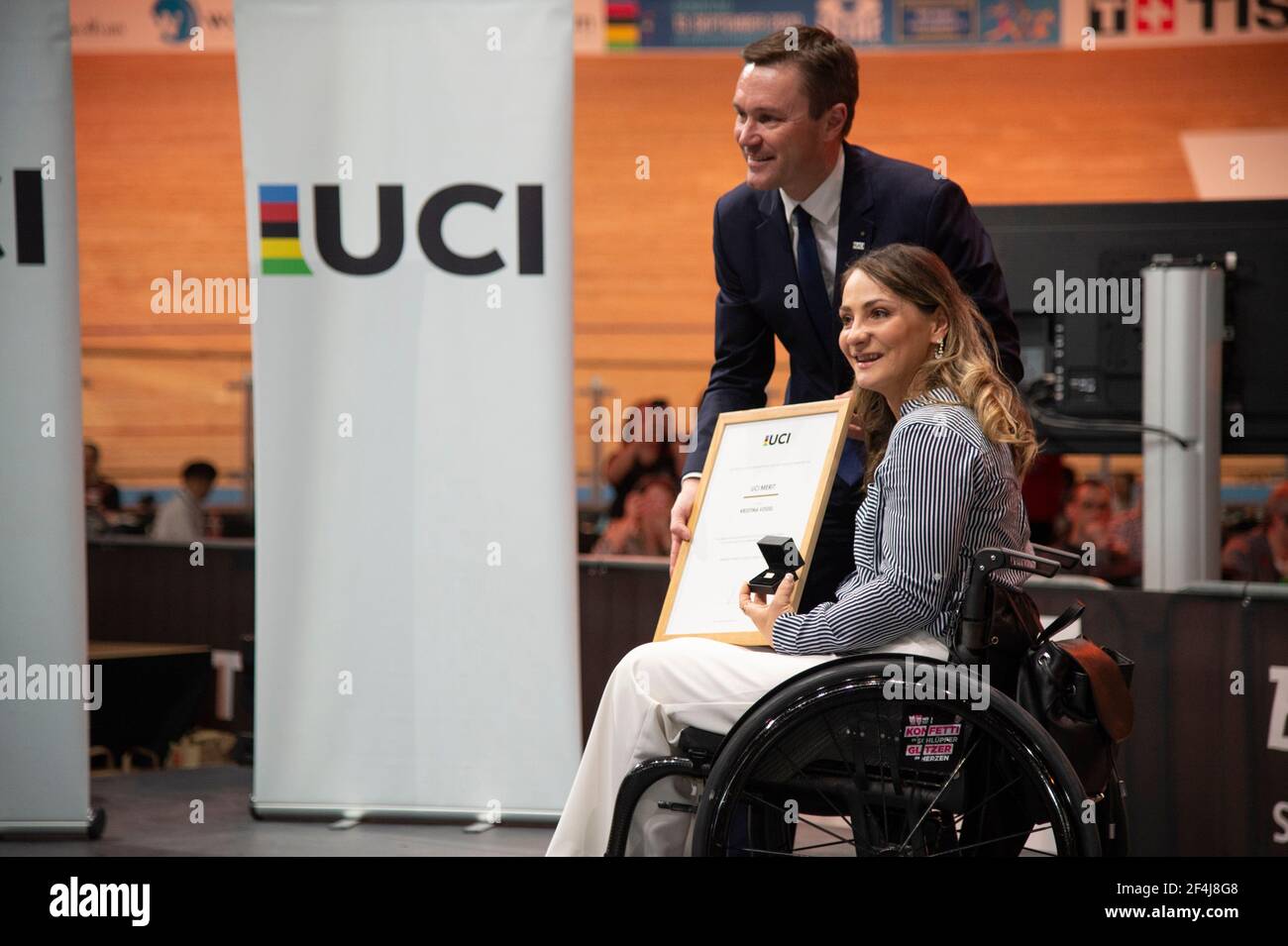 Kristina Vogel, ex campione del mondo, riceve un premio dal presidente dell'UCI David Lappartient ai Campionati Mondiali di pista 2020 dell'UCI Foto Stock