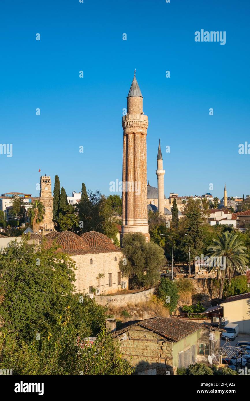 Torre dell'Orologio e minareto Yivli nel centro storico di Kaleici ad Antalya, Turchia Foto Stock