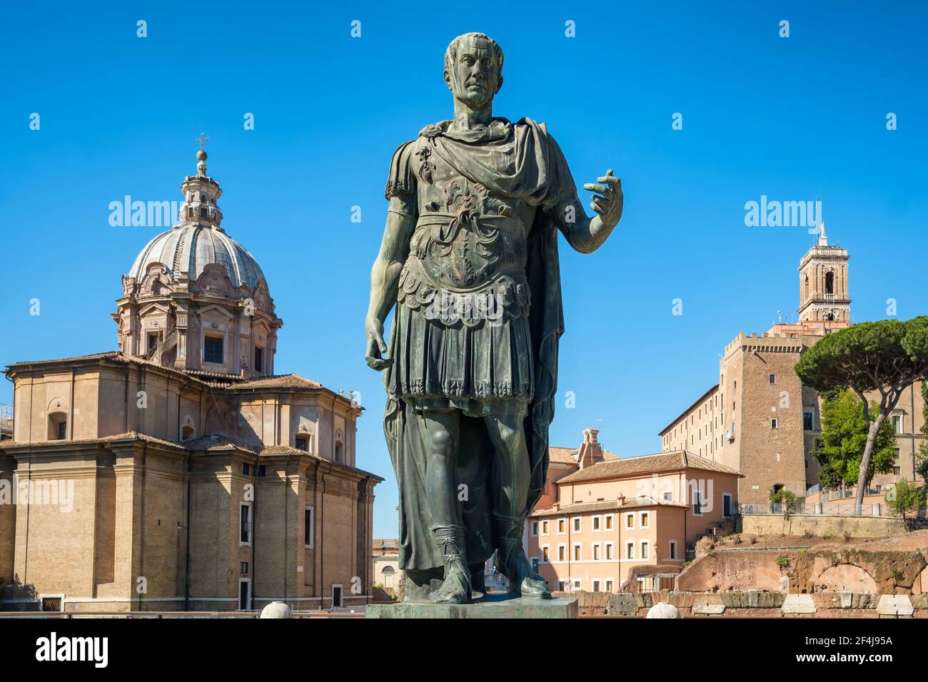 Antica statua di Giulio Cesare a Roma con Santi Luca E Martina sullo sfondo Foto Stock