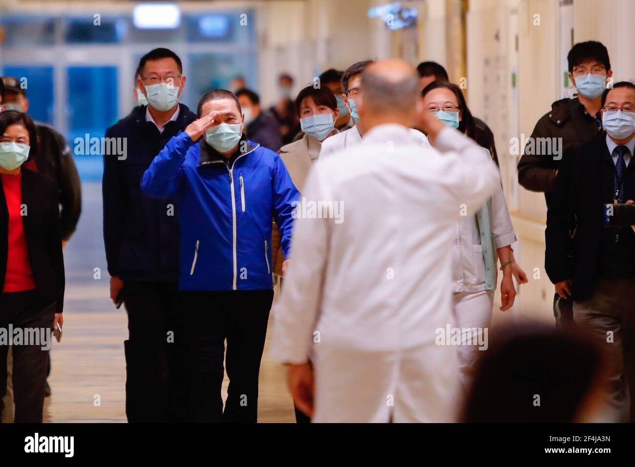 Taipei, Taiwan. 22 marzo 2021. Lin Fang-Yue, il soprintendente dell'Ospedale dell'Estremo Oriente, accoglie il sindaco di New Taipei Hou You-Yi durante una conferenza stampa sulle vaccinazioni contro Covid-19, mentre Taiwan inizia le vaccinazioni presso l'Ospedale dell'Estremo Oriente a Taipei. I funzionari predominanti e quelli di età pari o superiore a 65 anni saranno inoculati per primi in tutta Taiwan, mentre i vaccini taiwanesi rimangono sperimentazioni cliniche. (Foto di Daniel Tsang/SOPA Images/Sipa USA) Credit: Sipa USA/Alamy Live News Foto Stock