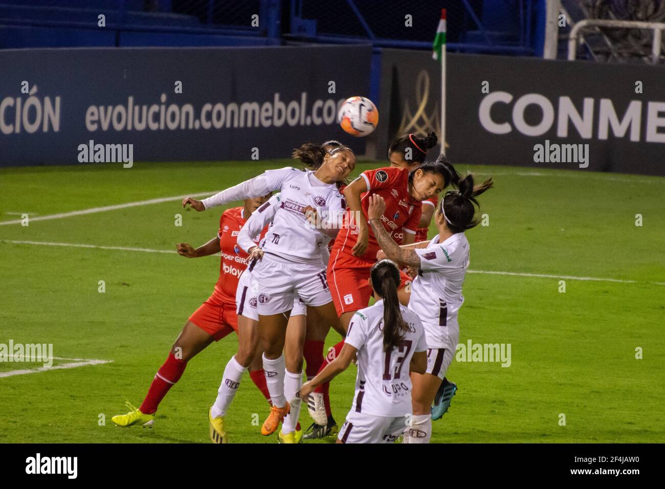 Buenos Aires, Argentina. 21 marzo 2021. I giocatori salta per una testata durante la partita tra America de Cali e Ferroviaria allo stadio Jose Amalfitani di Liniers, Buenos Aires, Argentina. Credit: SPP Sport Press Photo. /Alamy Live News Foto Stock