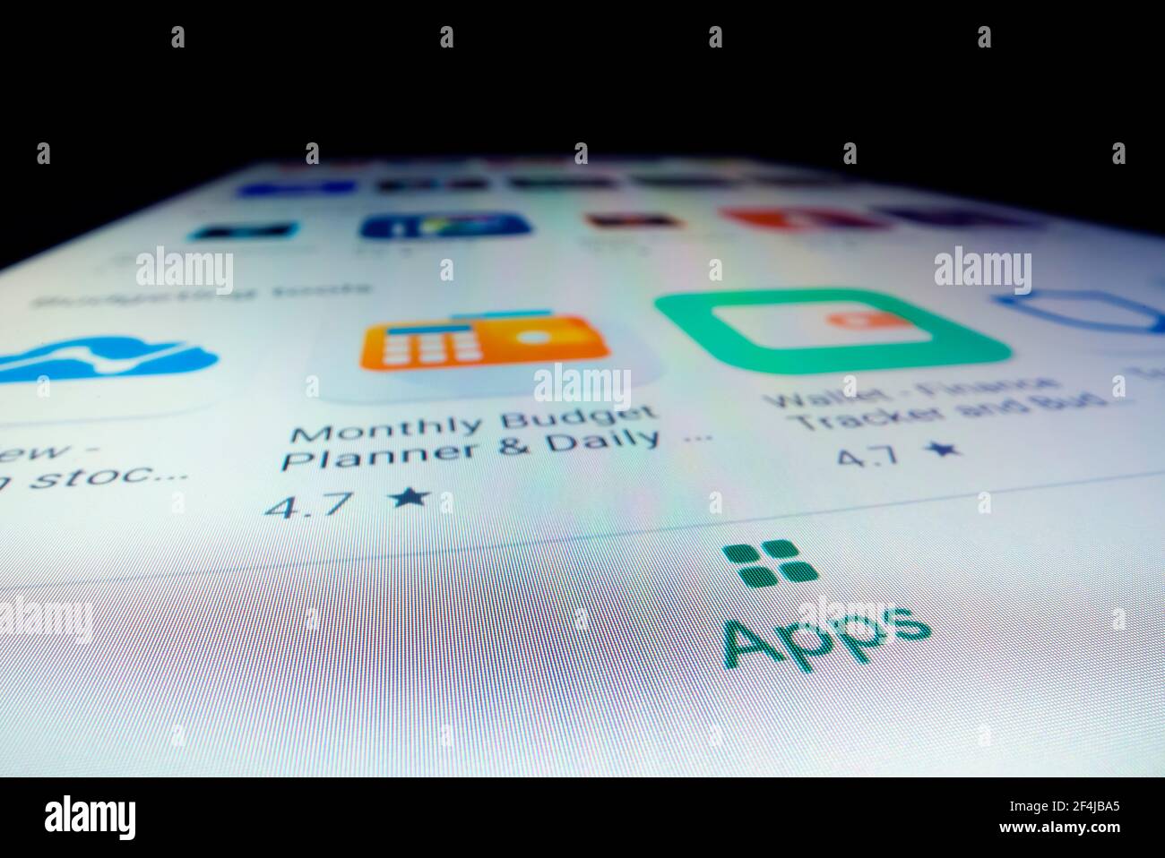 Visualizzazione ravvicinata delle app in vendita su Google Play Store Foto Stock