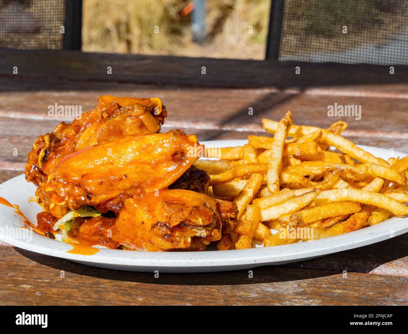 Primo piano di ali di pollo fritte con patatine fritte a Boulder City, Nevada Foto Stock