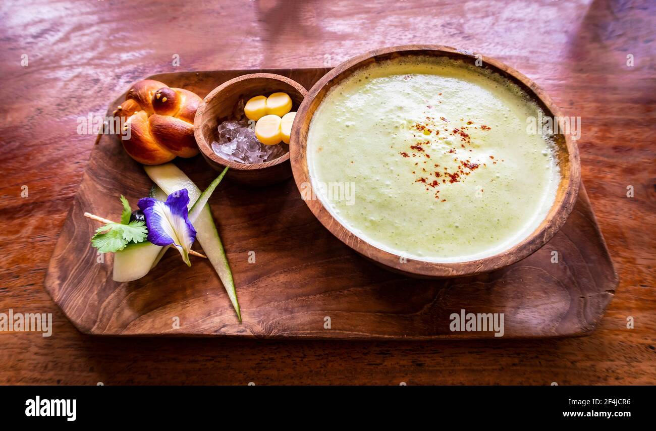 Zuppa di cetrioli, panino e burro in un ristorante sull'isola dello Sri Lanka Foto Stock