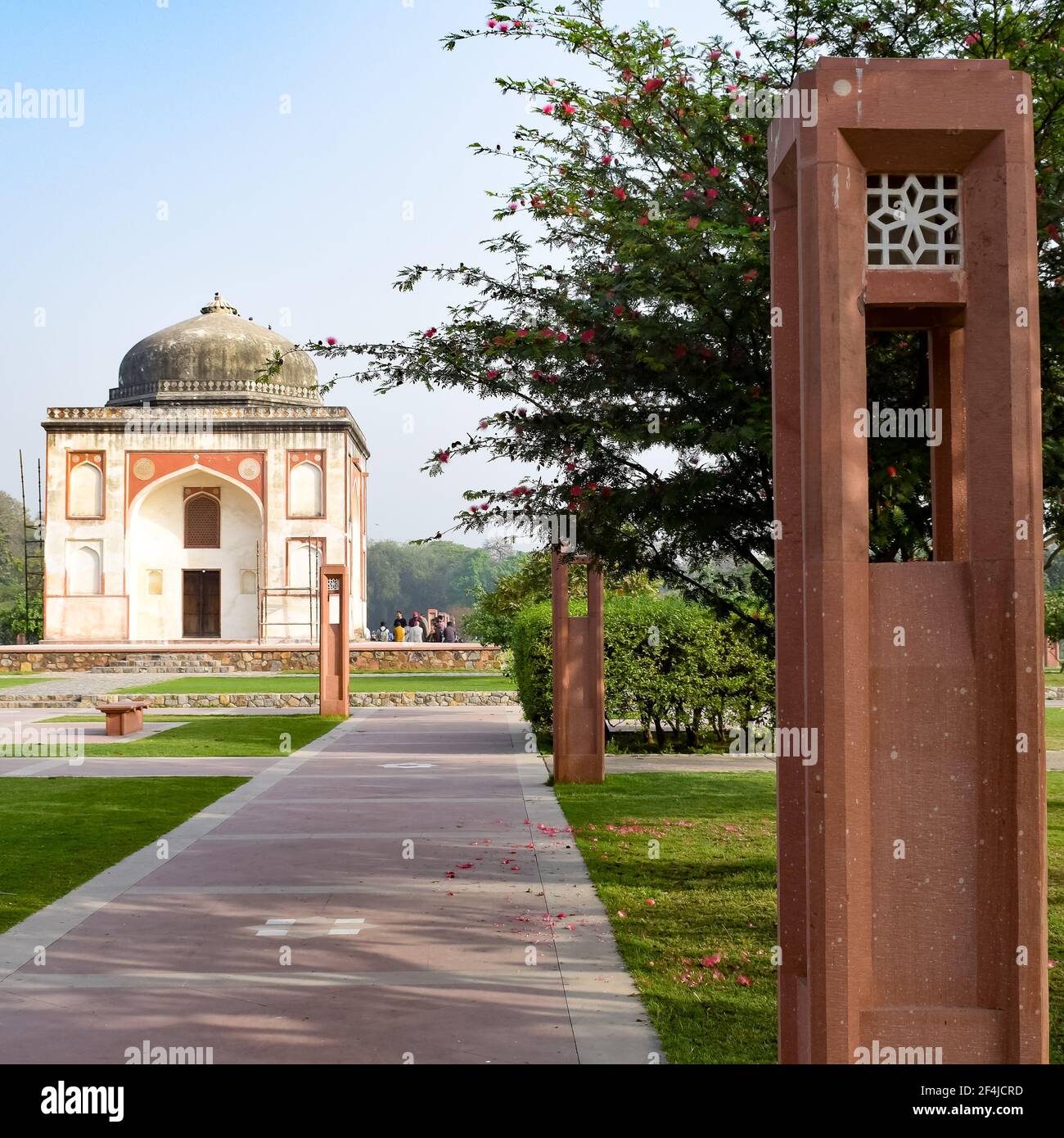 Vista interna della tomba di architettura all'interno del vivaio di Sunder a Delhi, India, il vivaio di Sunder è un sito patrimonio dell'umanità situato vicino alla tomba di Humayun a Delhi, Sole Foto Stock