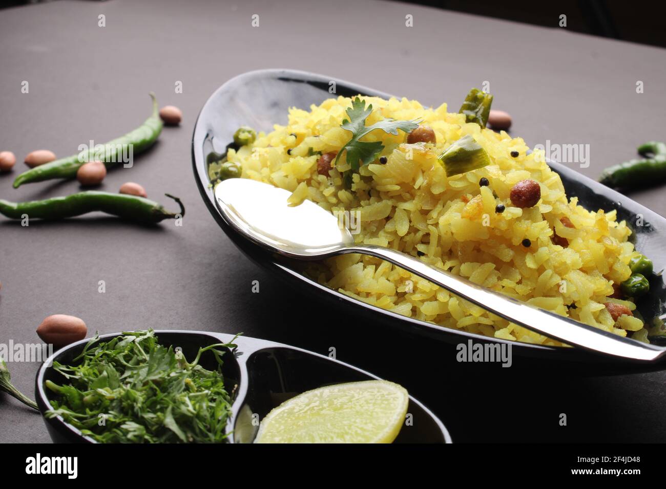 Indian Breakfast aalu POHA anche conosciuto come kande Pohe composto di riso battuto o riso appiattito. Foto Stock