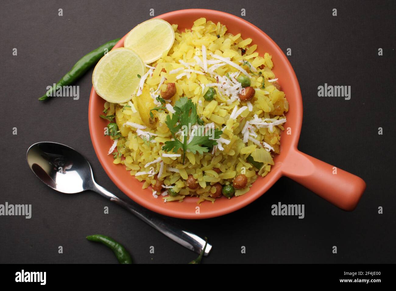 Indian Breakfast aalu POHA anche conosciuto come kande Pohe composto di riso battuto o riso appiattito. Foto Stock