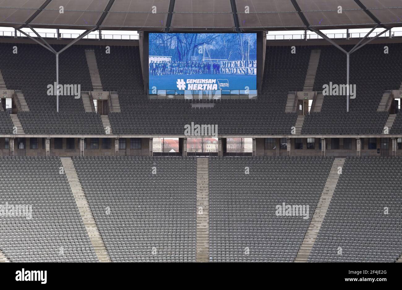 Berlino, Germania. 21 Mar 2021. Calcio: Bundesliga, Hertha BSC - Bayer 04 Leverkusen, Matchday 26 al Olympiastadion. La curva est vuota dietro il passo. Credit: Soeren Stache/dpa-Zentralbild/dpa/Alamy Live News Foto Stock