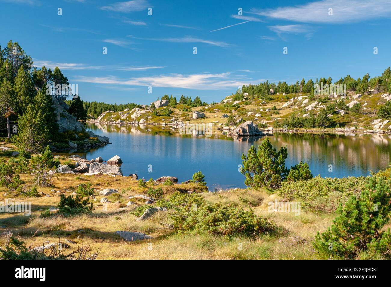 Il lago ‘Etang sec’, parte dei laghi Bouillouses, un sito naturale nella regione di Capcir, Parco Naturale Regionale dei Pirenei Catalani, Pirenei Orientali Foto Stock