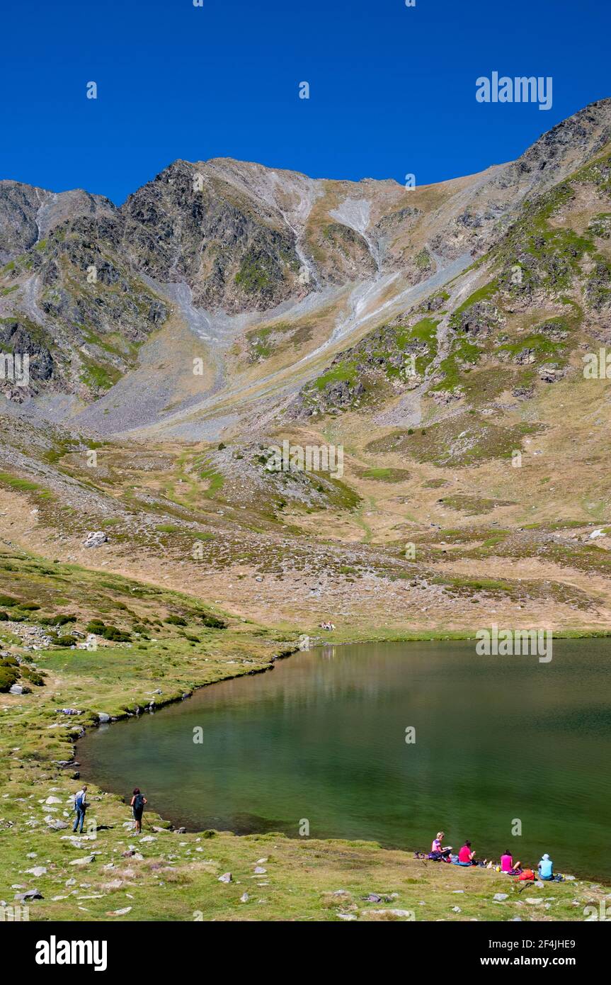 La cima di Carlit (2921 m) e il lago Sobirans, parte dei laghi Bouillouses, un sito naturale nella regione di Capcir, Pirenei catalani Regione Natur Foto Stock