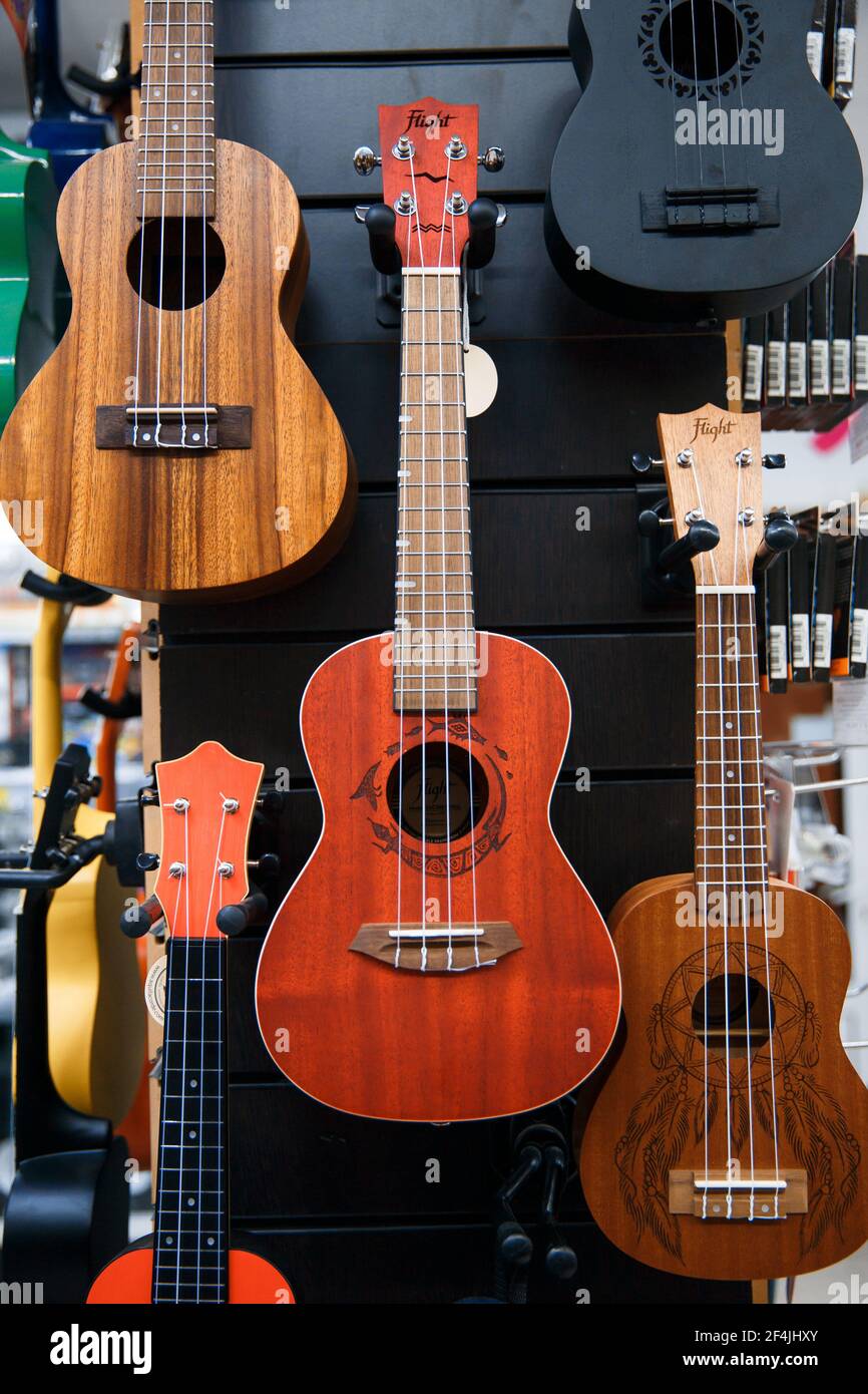 Zaporozhye, Ucraina Marzo 14 2020: Chitarra Ukulele con quattro corde per la vendita nel mercato. Foto Stock