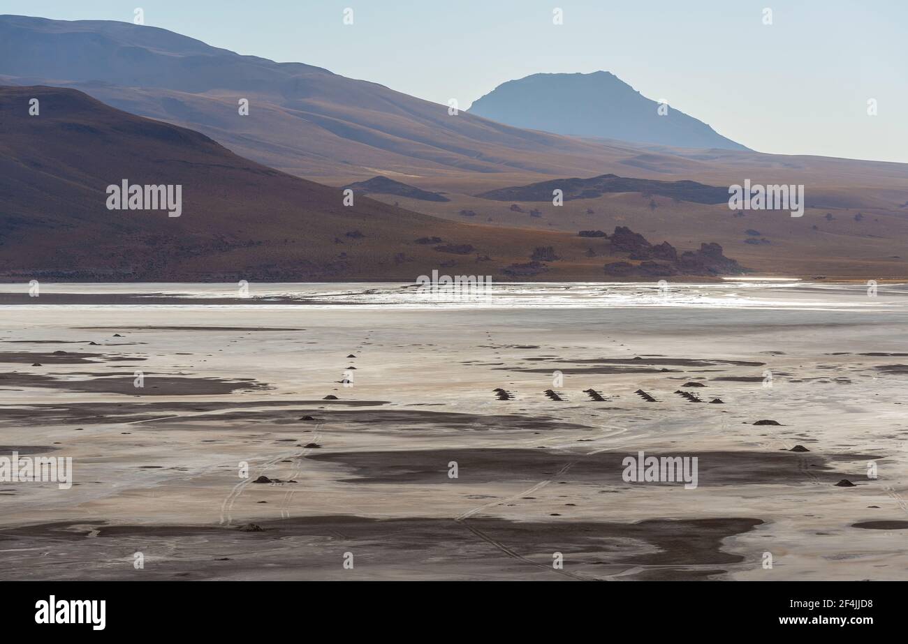 Miniere industriali all'aperto di borace e zolfo in una laguna secca, deserto salato pianeggiante di Uyuni, Bolivia. Foto Stock
