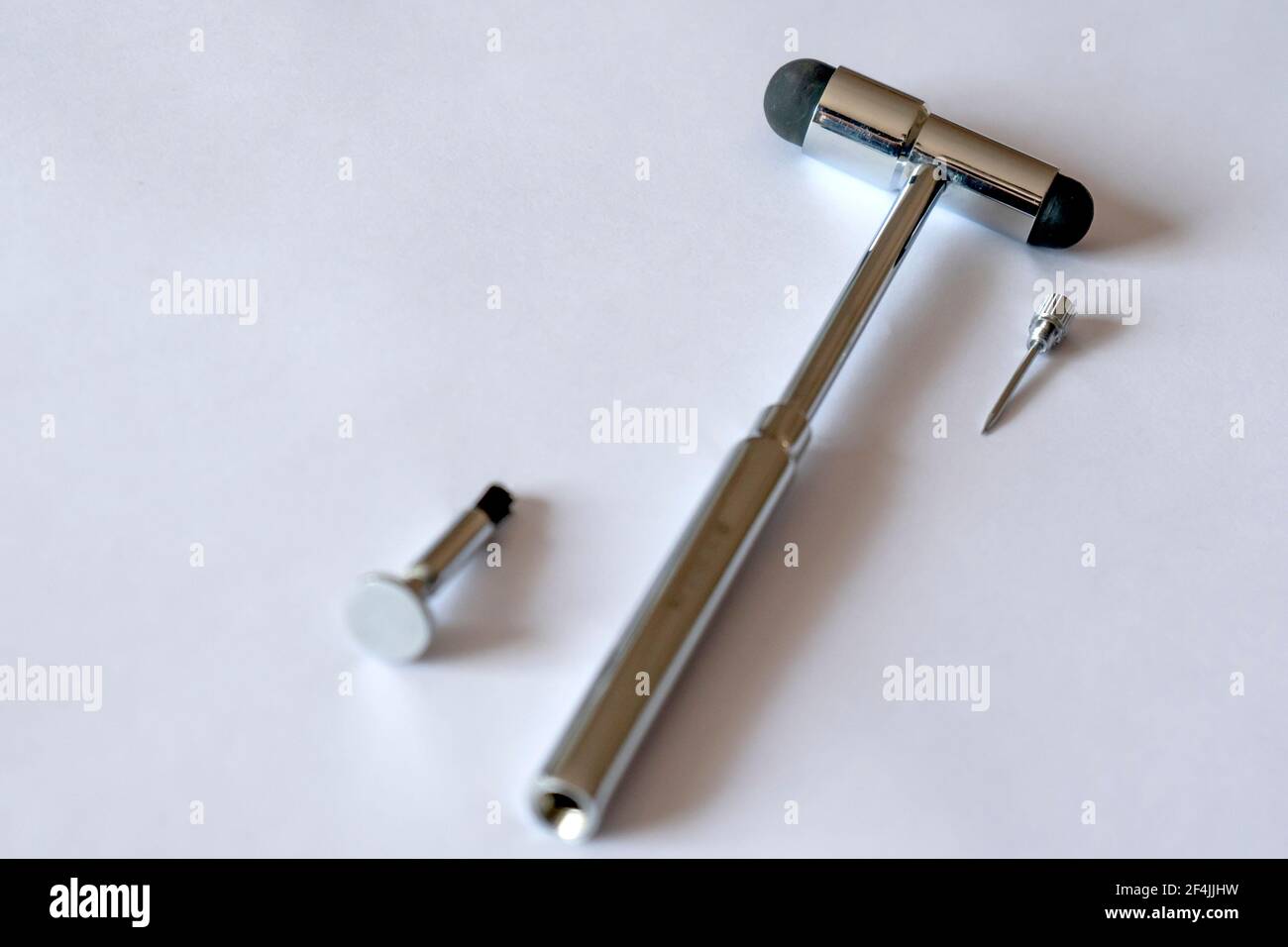 Martello a riflessione isolato su fondo bianco. Questo strumento medico viene utilizzato per controllare la capacità di riflessione e per controllare i nervi. Foto Stock
