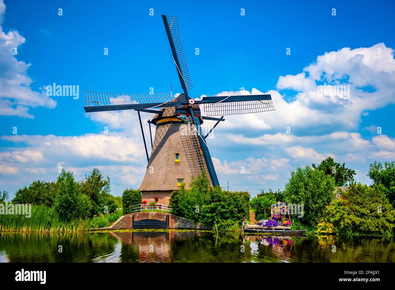 Tradizionale mulino a vento olandese a Kinderdijk in una giornata estiva soleggiata. I mulini a vento di Kinderdijk sono un sito patrimonio dell'umanità dell'UNESCO nei Paesi Bassi. Foto Stock