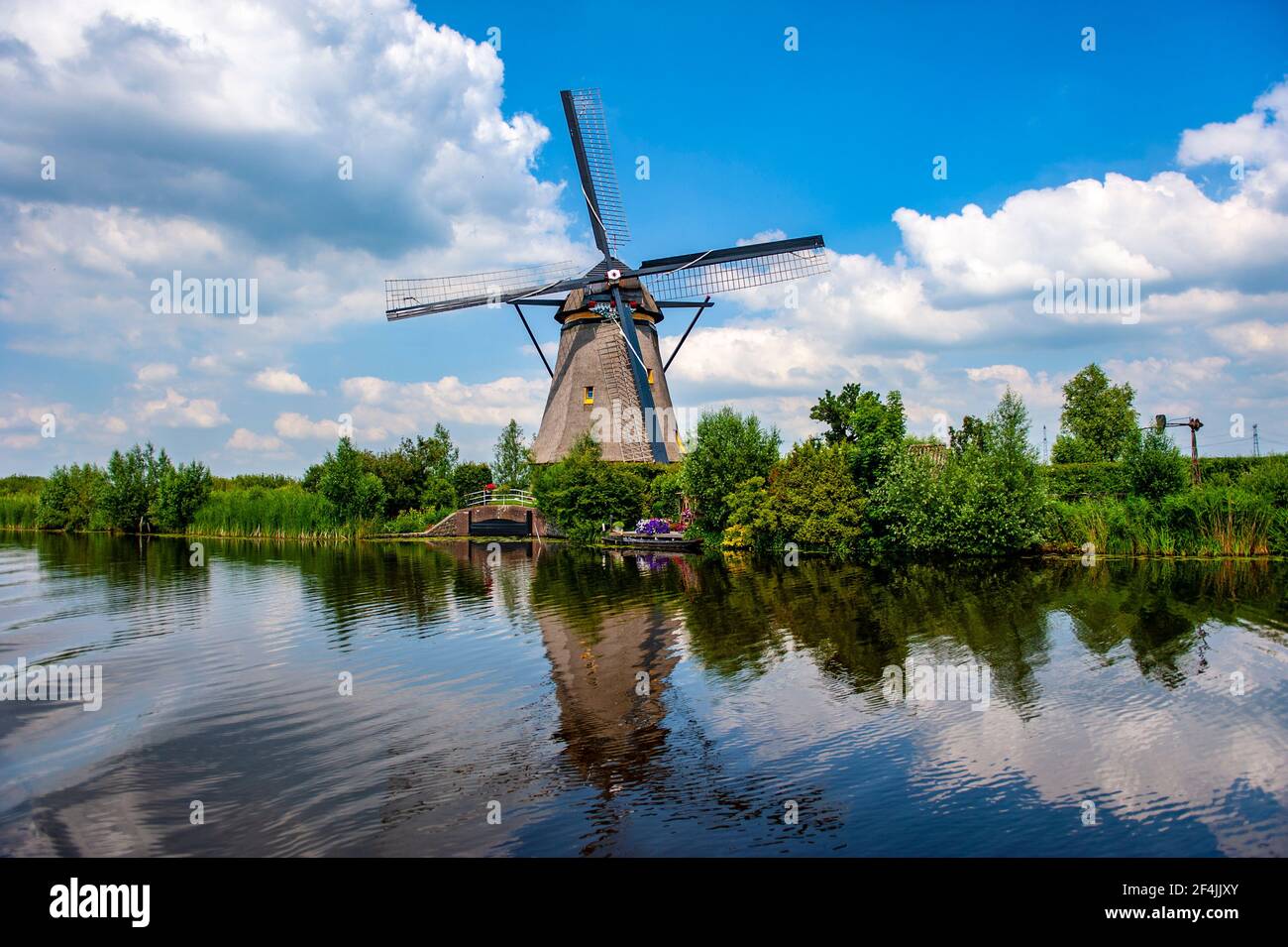 Mulino a vento olandese presso il villaggio di Kinderdijk nel Sud dei Paesi Bassi Foto Stock