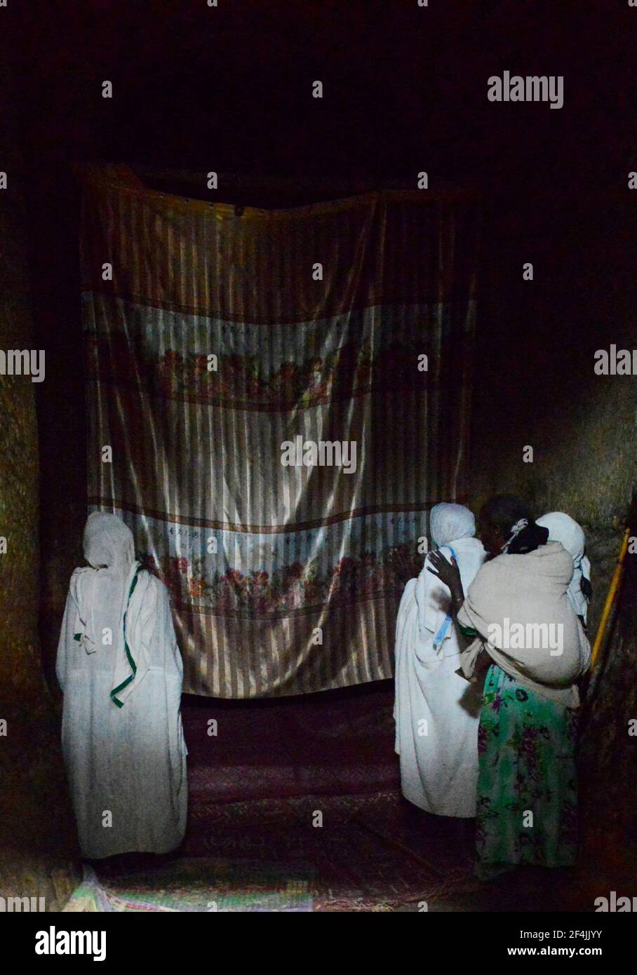 Preghiere all'interno della chiesa scavata nella roccia di Medhane Alem Adi Kasho a Tigray, Etiopia. Foto Stock