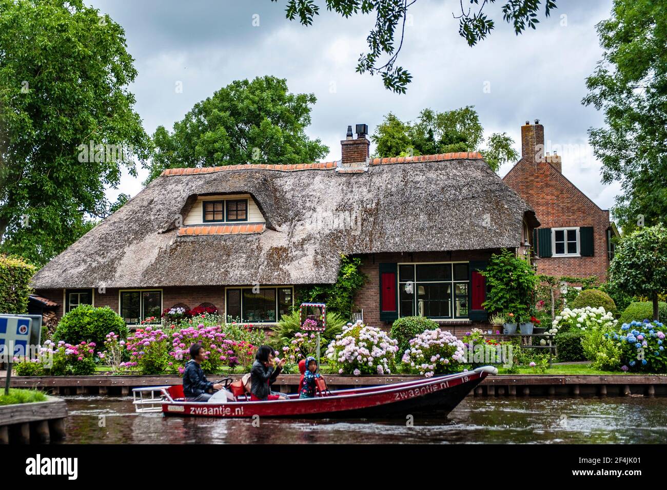 Giethoorn, Paesi Bassi - 6 luglio 2019: Turisti in motoscafo che navigano nei canali di Giethoorn, conosciuta anche come la Venezia dei Paesi Bassi Foto Stock