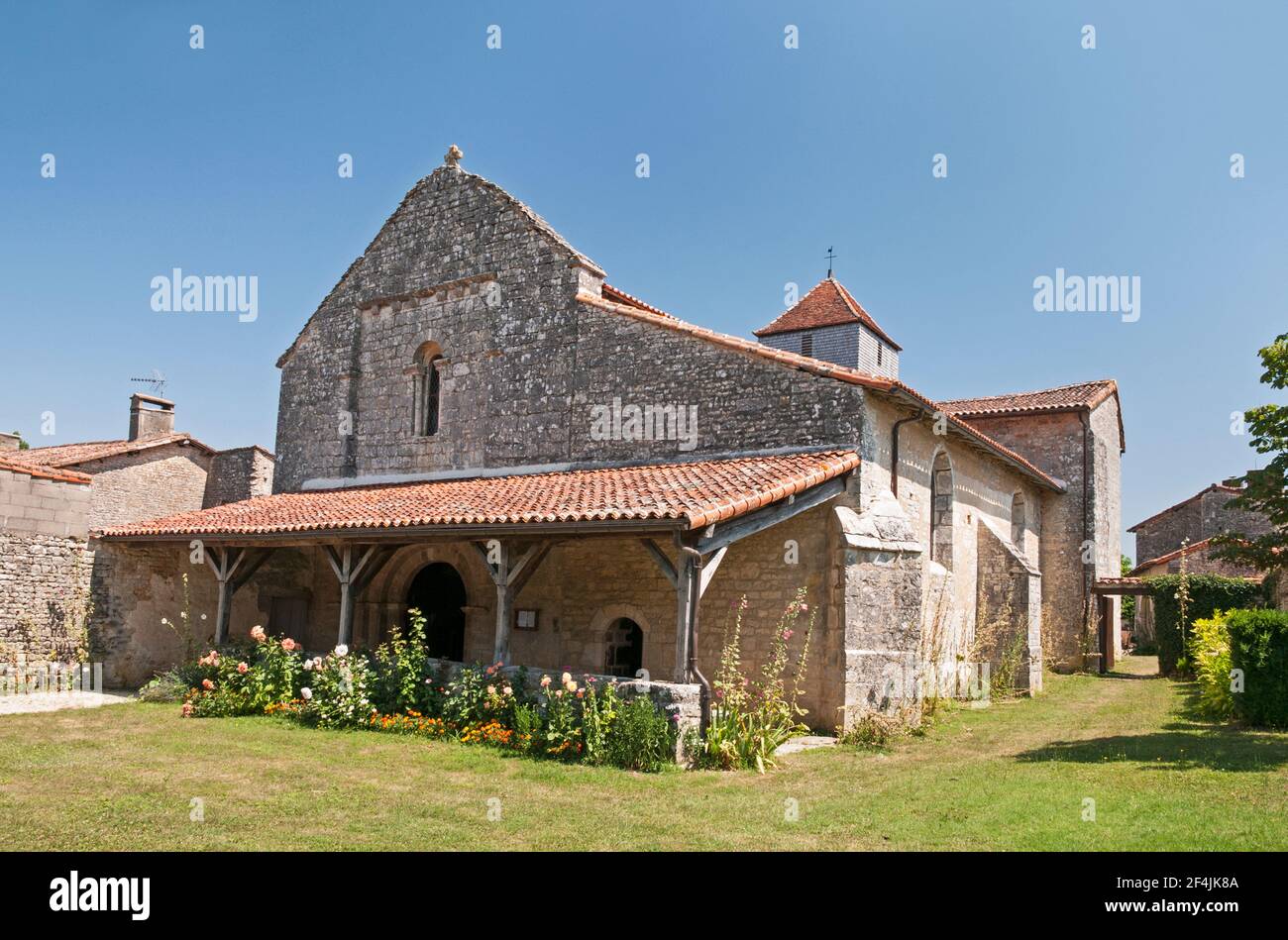 Saint-Pierre romana chiesa (XII secolo) elencato come un patrimonio storico monumento nel villaggio Poursac, Charente (16), Nouvelle-Aquitaine, Francia Foto Stock