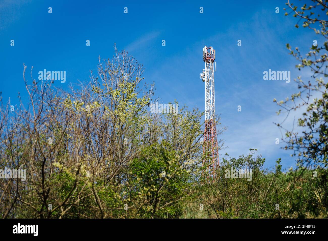 Torre di telecomunicazioni di cellulari 4G e 5G. Stazione base Cell Site. Trasmettitore antenna di comunicazione wireless. Torre per telecomunicazioni con antenna Foto Stock