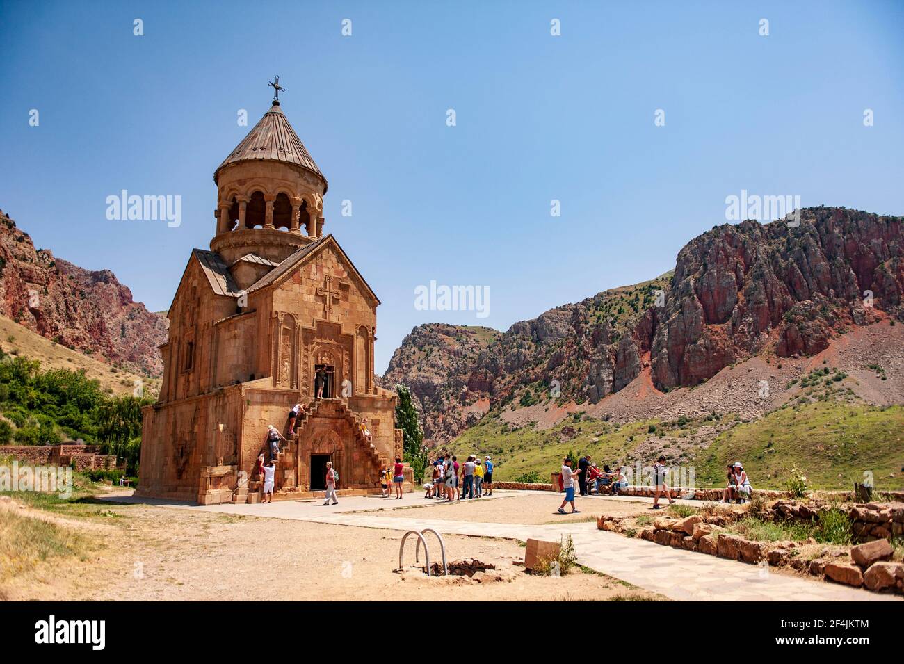 Noravank, Armenia - 5 luglio 2018: Turisti di fronte alla chiesa di Burtelashen (Chiesa di Santa Madre di Dio) del monastero di Noravank in Armenia Foto Stock