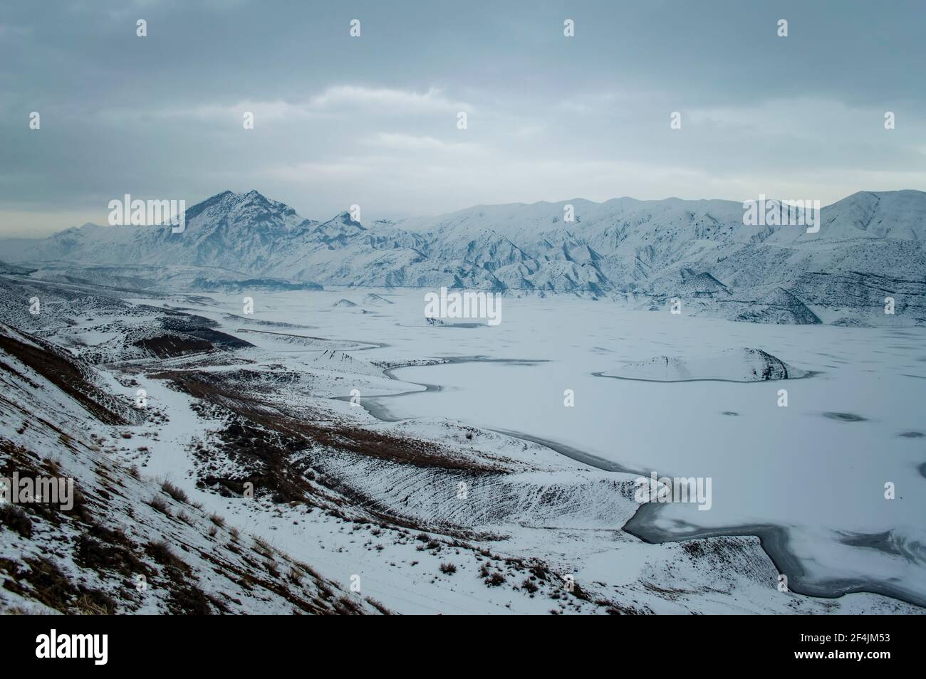 Azat Reservoir e la catena montuosa di Yeranos in un inverno nuvoloso Giorno in Armenia Foto Stock