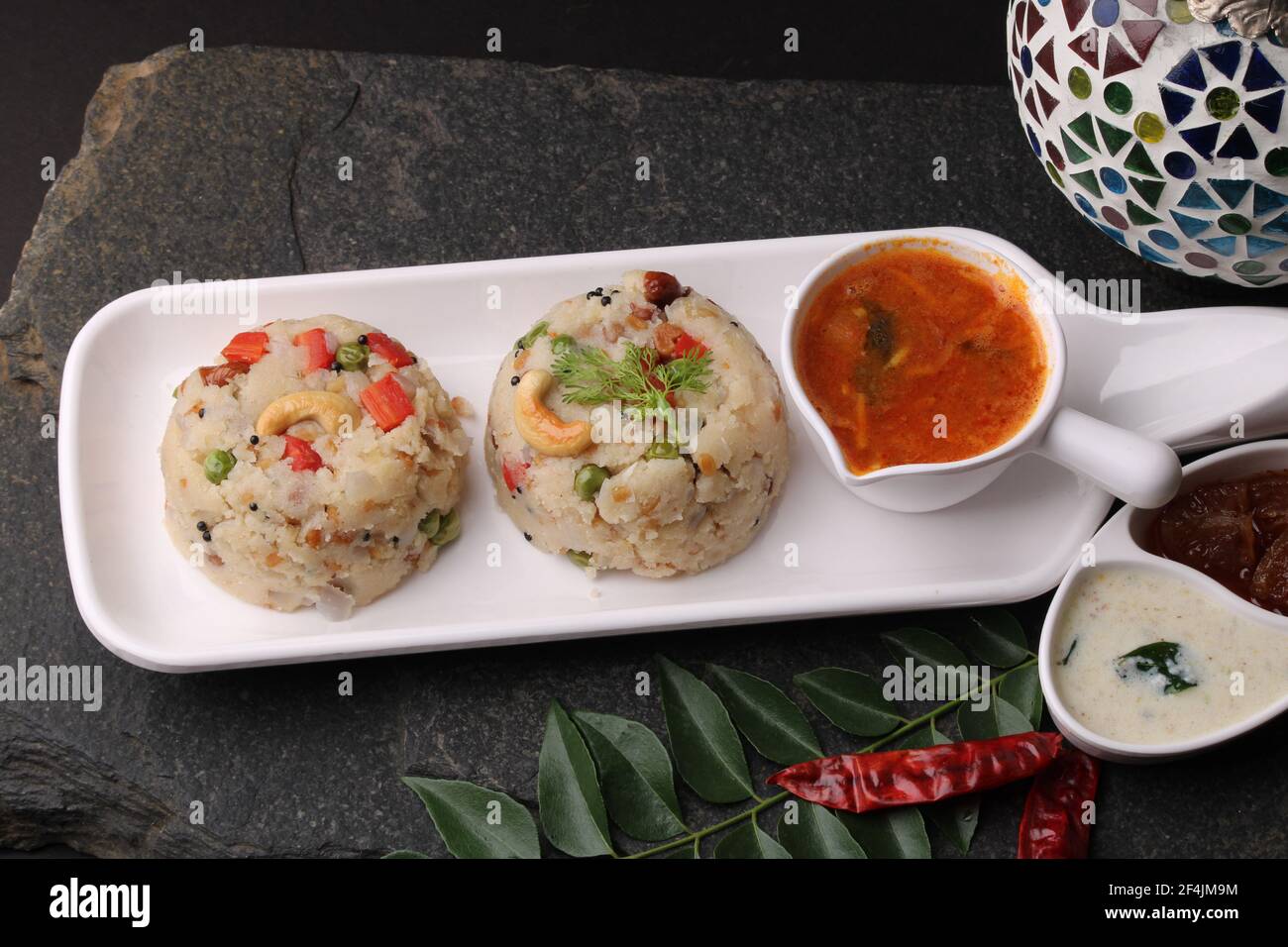 Upma Ven Pongal con Sambar, cocco Chutney popolare prima colazione indiana Tamil Nadu festival Pongal fatto con Rava o semolina Foto Stock