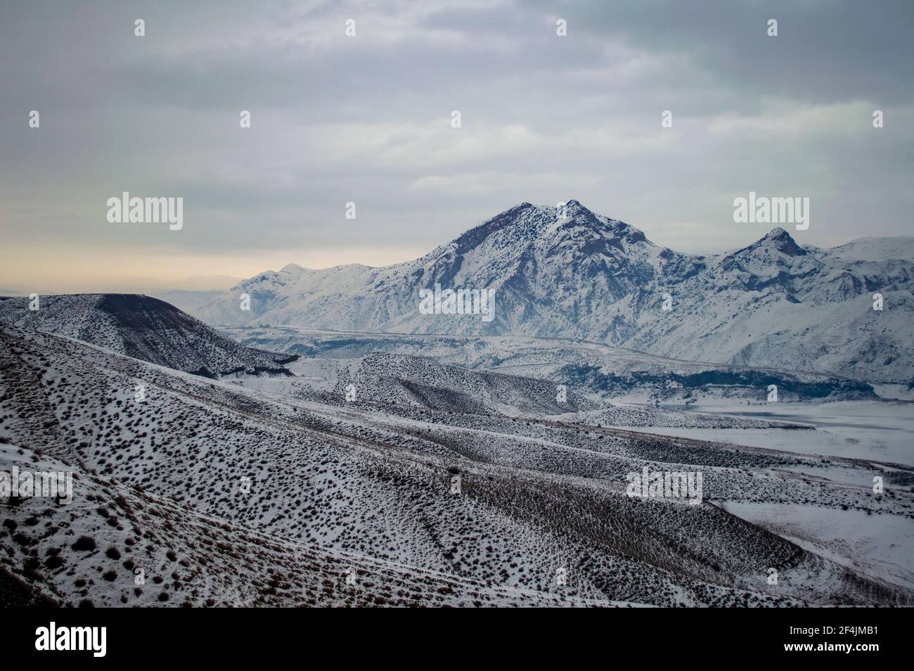 Una giornata invernale innevata nelle montagne di Yeranos in Armenia vicino Garni Foto Stock