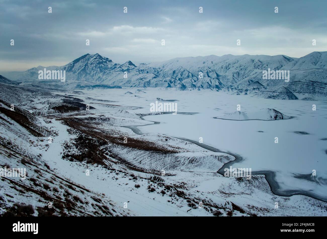 Il bacino idrico di Azat e la catena montuosa di Yeranos nella provincia di Ararat Di Armenia Foto Stock