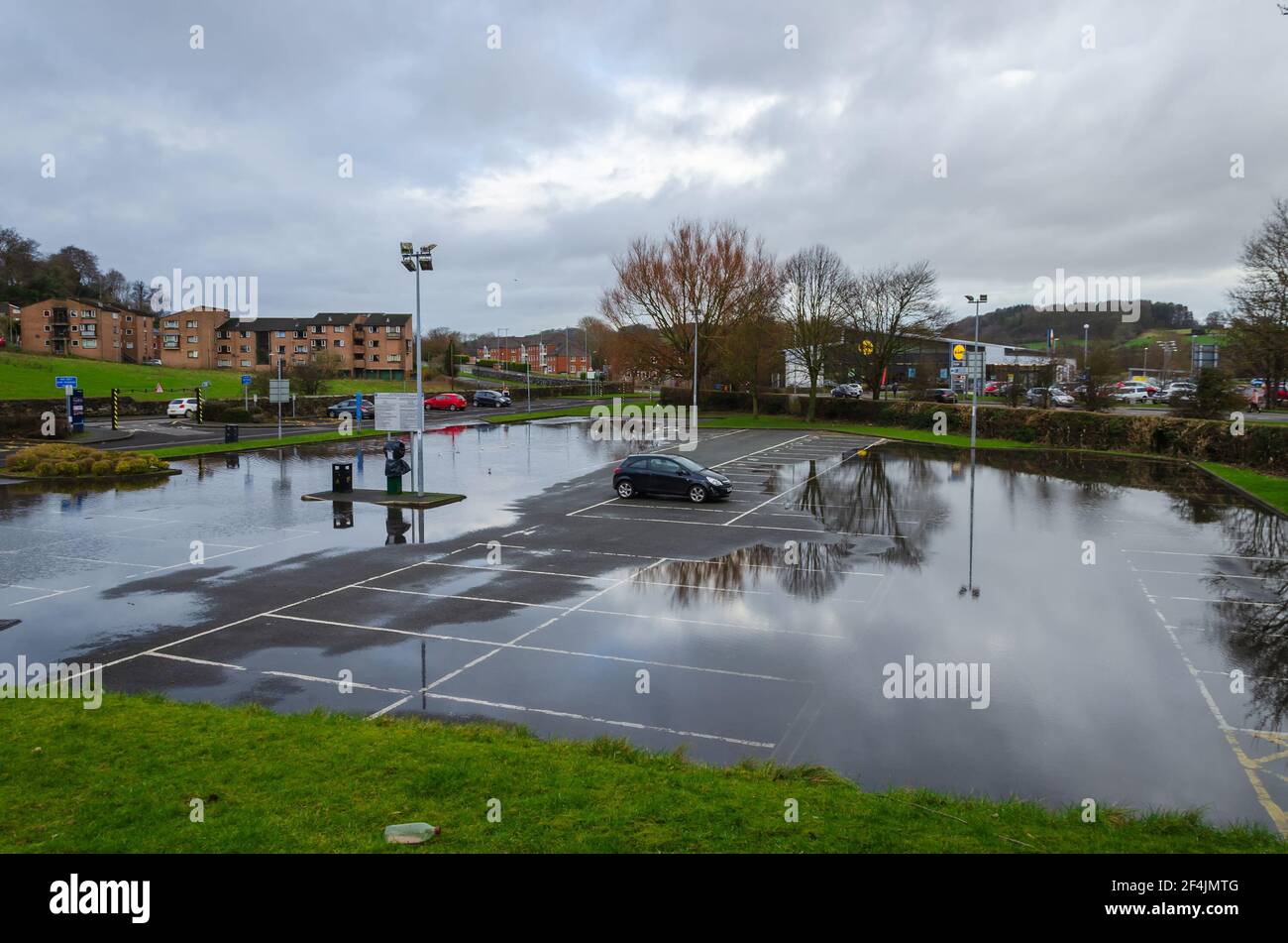 Mold, Flintshire; Regno Unito: 28 gennaio 2021: Il parco auto Love Lane nel nord del Galles città di Mold è allagato a seguito di recenti tempeste e eccessiva ra Foto Stock