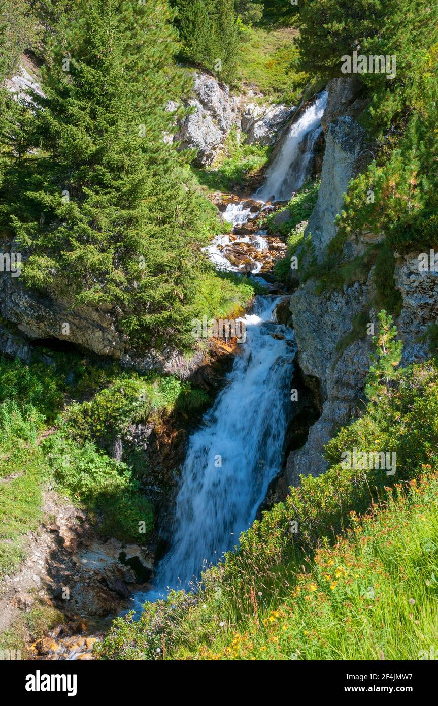 Piccola cascata, Les Arcs resort, alta valle Tarentaise, Alpi francesi, Savoia (73), Regione Auvergne-Rhone-Alpes, Francia Foto Stock