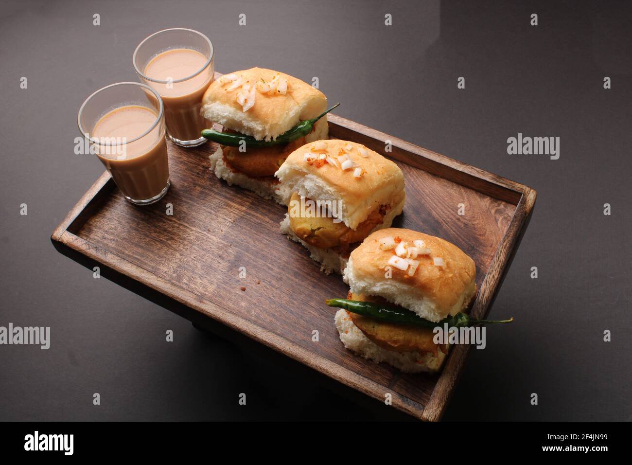 Bombay vada paav è un hamburger indiano. La patata di patate è fritta in farina grammo o pastella besan e viene servita calda con paav o panino come panino. Esso Foto Stock