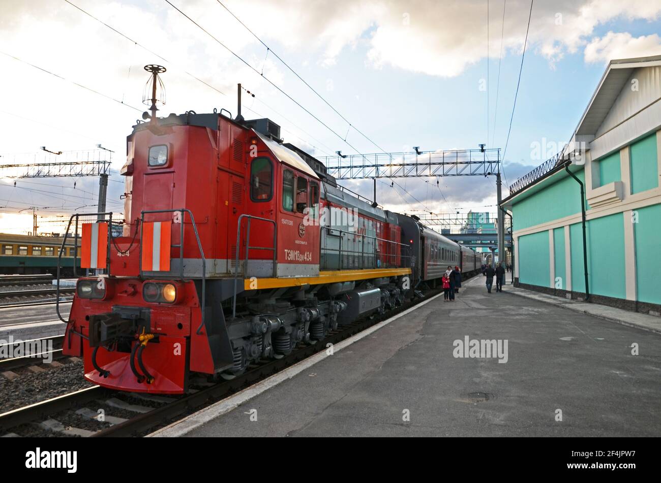 Treno ferroviario trans-Siberiano in attesa alla stazione di Krasnoyarsk, Siberia, Russia Foto Stock