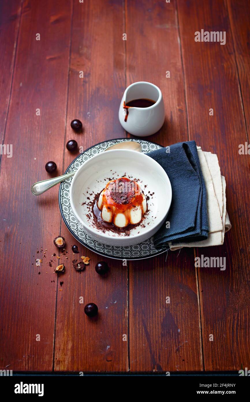 Panna cotta con caffè e salsa al cioccolato Foto Stock