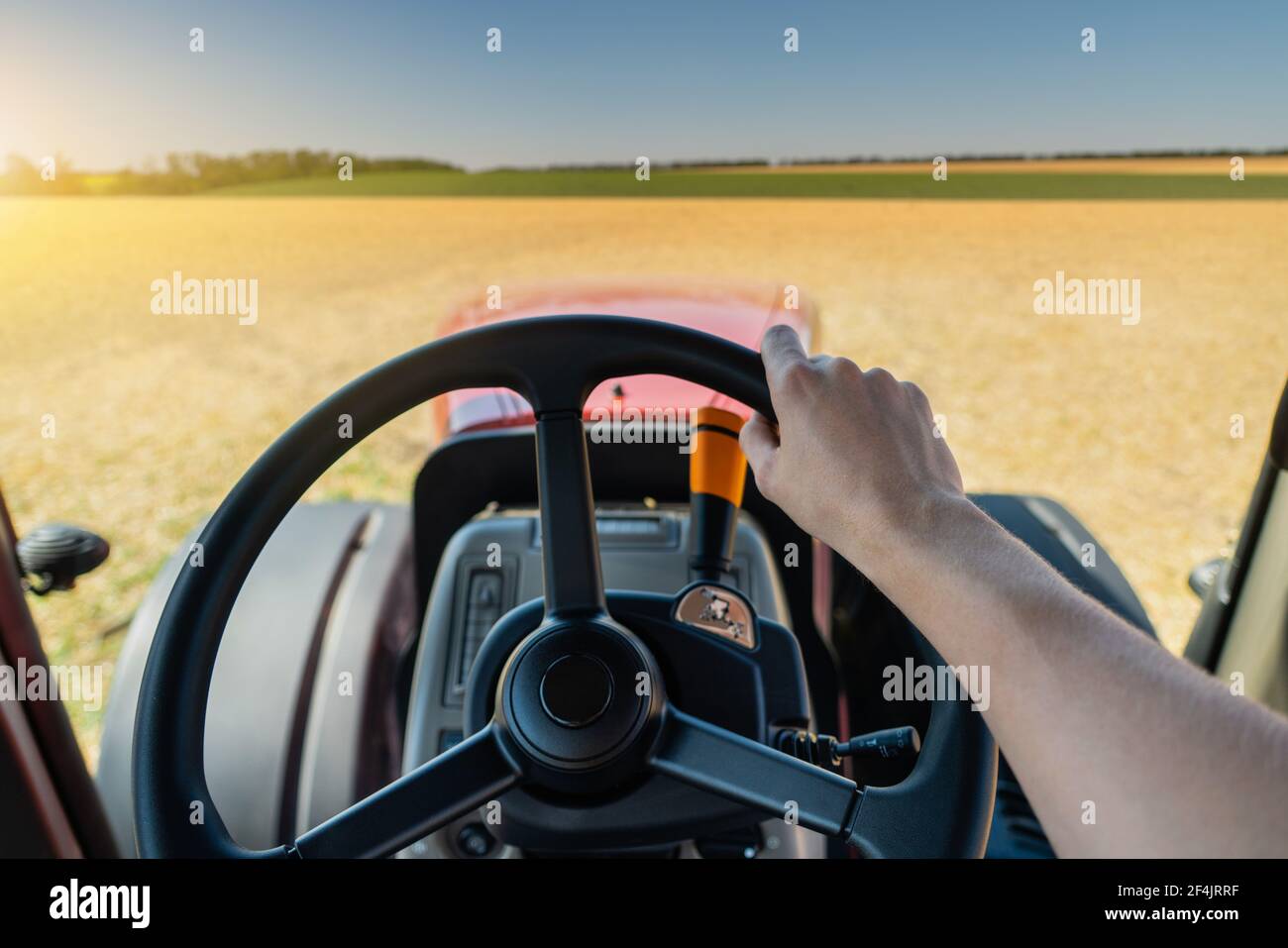 Guida di un trattore. Visualizzazione in prima persona Foto Stock