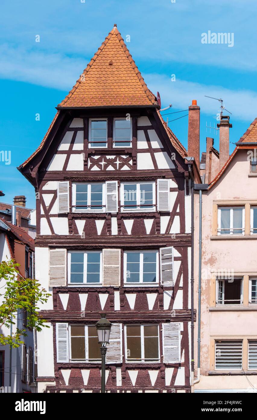 Vecchia casa a graticcio o a graticcio in Francia, Strasburgo. Facciata dello storico edificio in legno in Francia Foto Stock