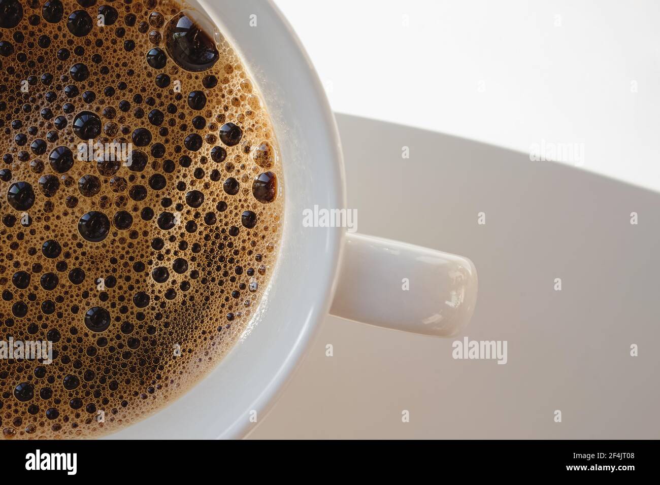 Primo piano di una tazza bianca con caffè nero caldo Foto Stock