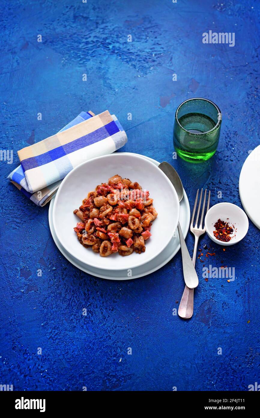 Pasta tradizionale italiana con lenticchie e cotechino Foto Stock