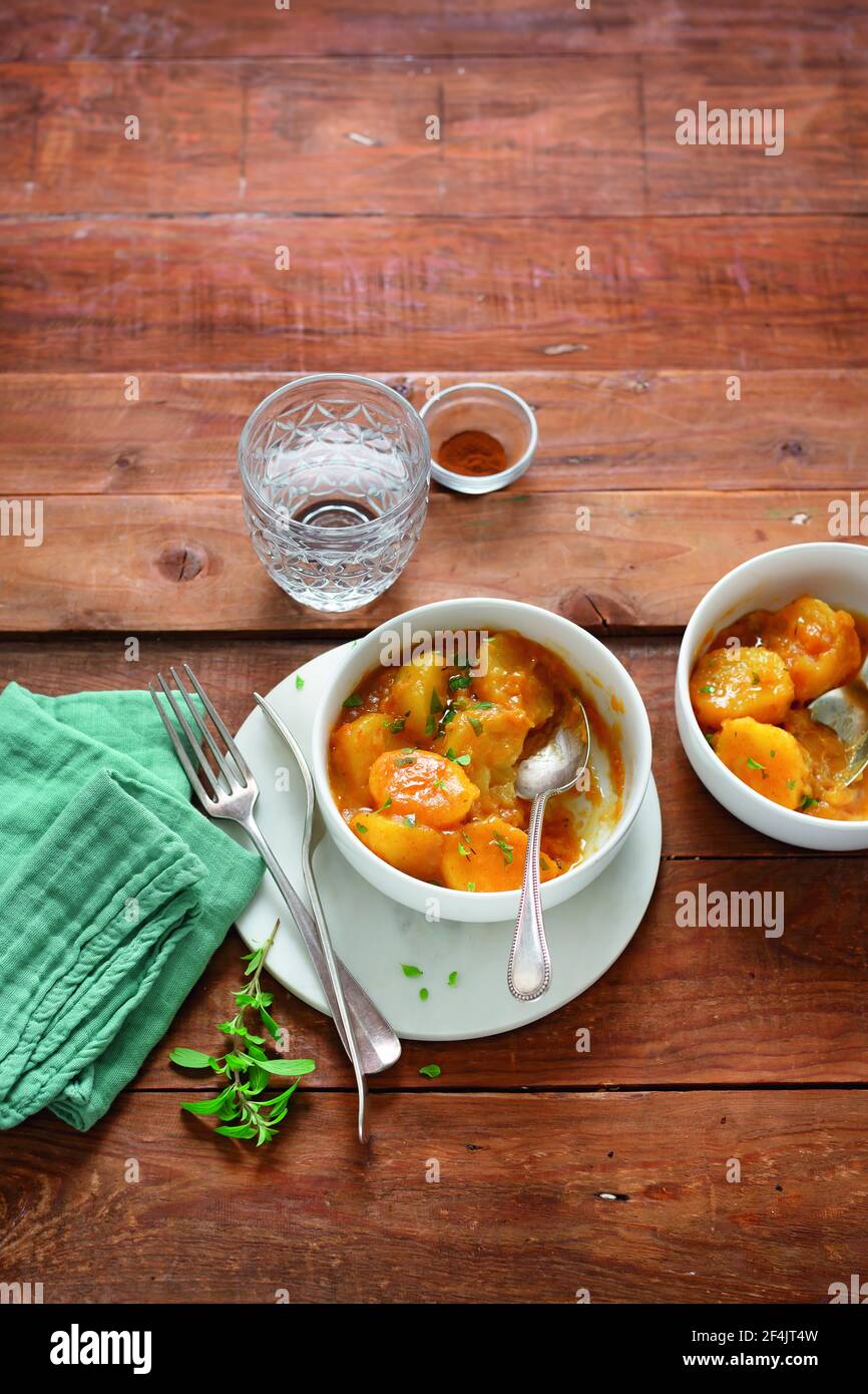 Aloo dum kashmiri indiano Foto Stock