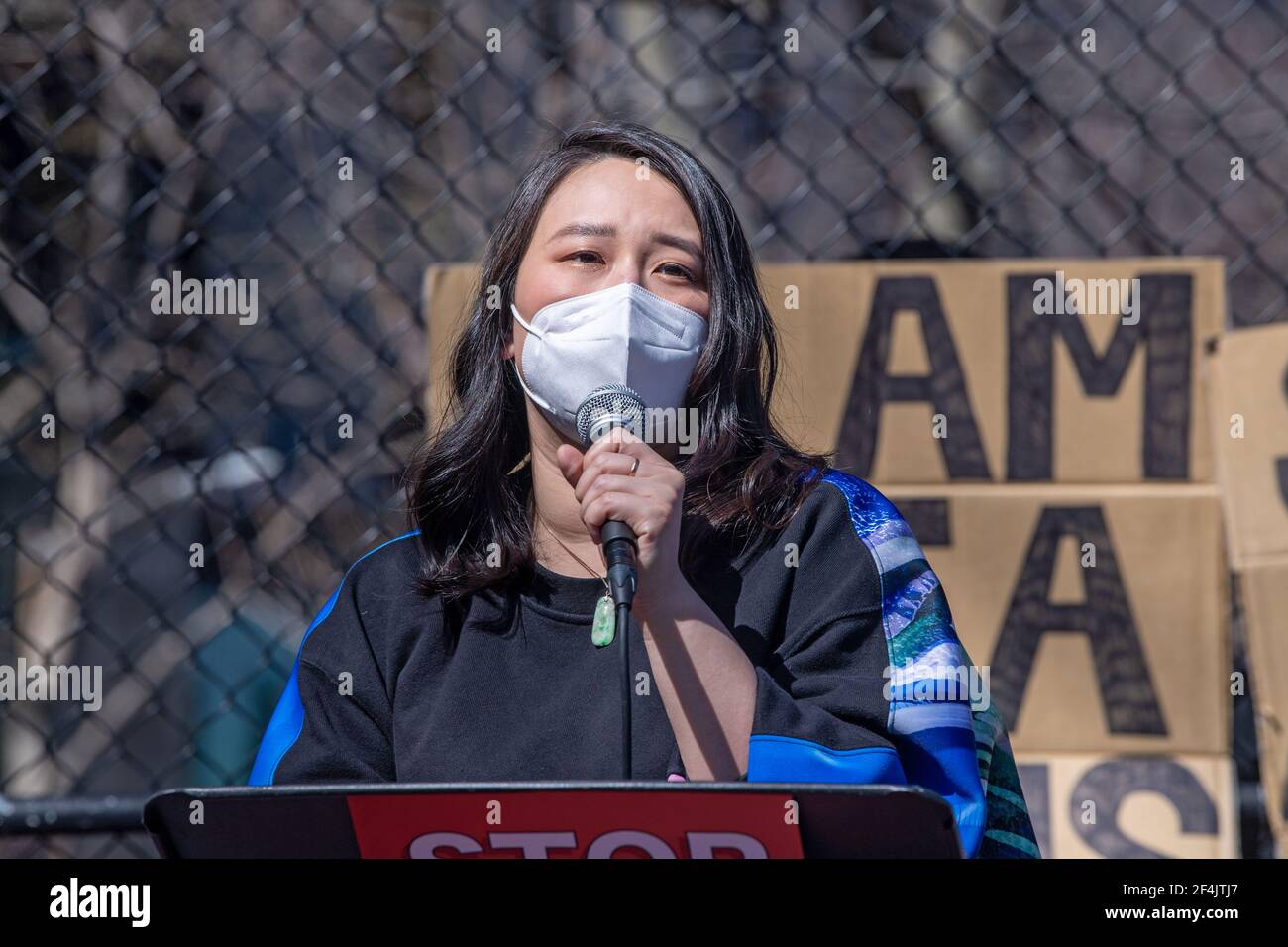 New York, Stati Uniti. 21 Mar 2021. L'Assemblywoman di Stato Yuh-line Niou parla durante un raduno contro l'odio a Columbus Park nel quartiere Chinatown di Manhattan a New York City. UN raduno per la solidarietà è stato organizzato in risposta ad un aumento dei crimini di odio contro la comunità asiatica dall'inizio della pandemia del coronavirus (COVID-19) nel 2020. Il 16 marzo ad Atlanta, in Georgia, un uomo è andato a sparare in tre spa che hanno lasciato otto persone morte, tra cui sei donne asiatiche. (Foto di Ron Adar/SOPA Images/Sipa USA) Credit: Sipa USA/Alamy Live News Foto Stock