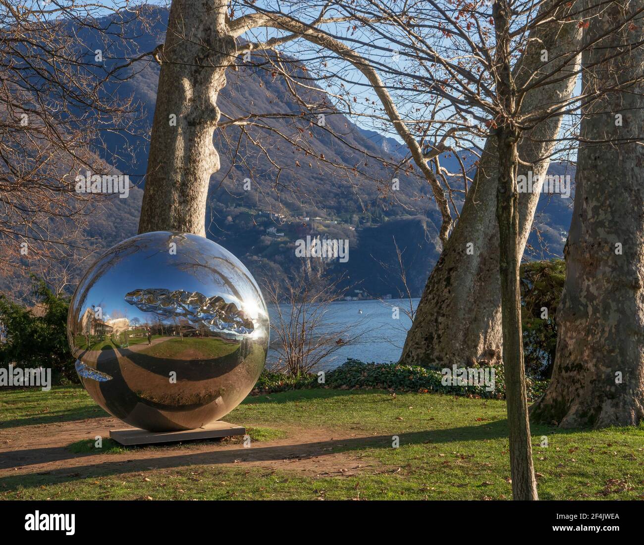 Grande sfera chiamata Big Data, un'opera d'arte all'interno del parco Ciani di Lugano.Canton Ticino, Svizzera. Foto Stock