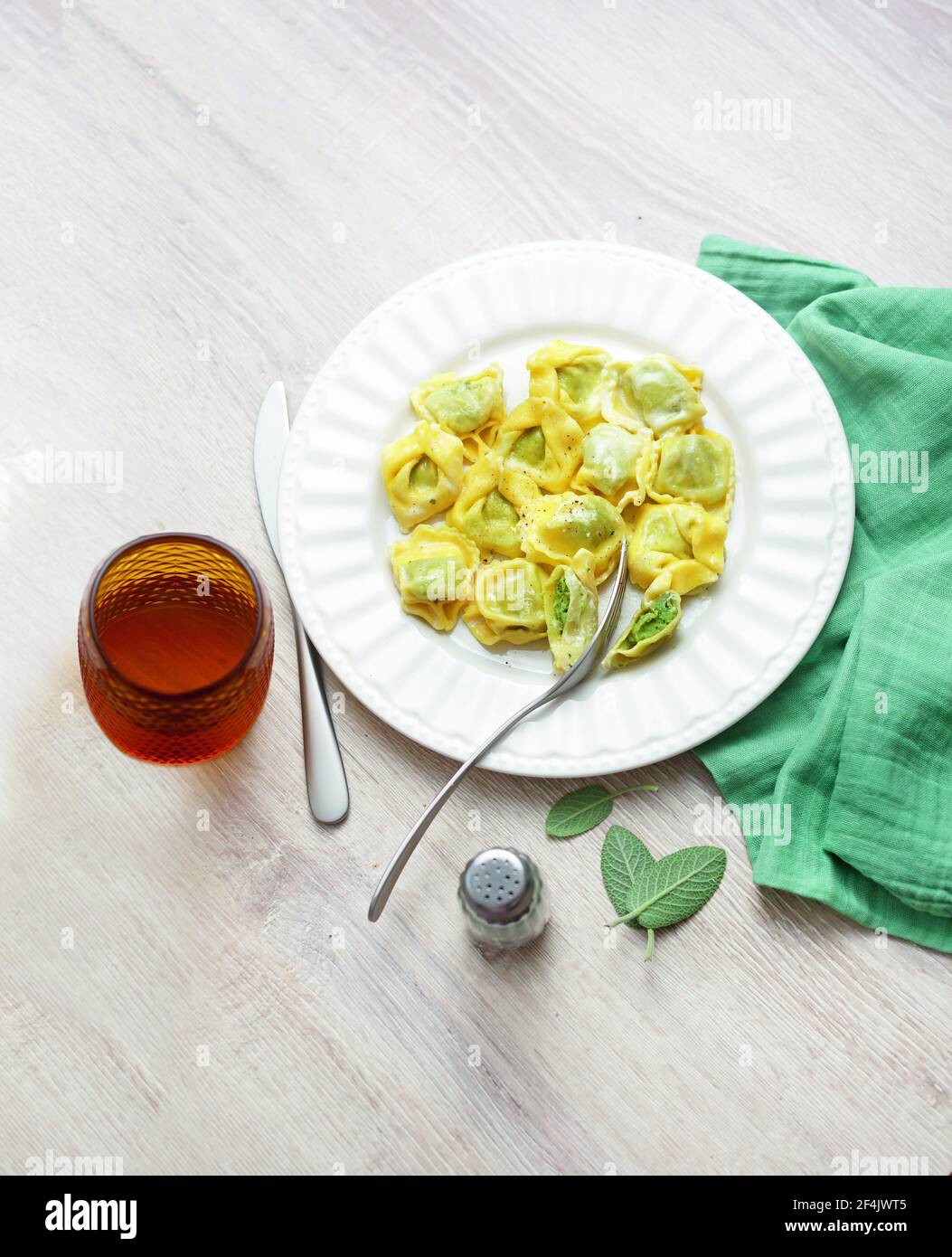 Tortelli italiani con ricotta e spinaci Foto Stock