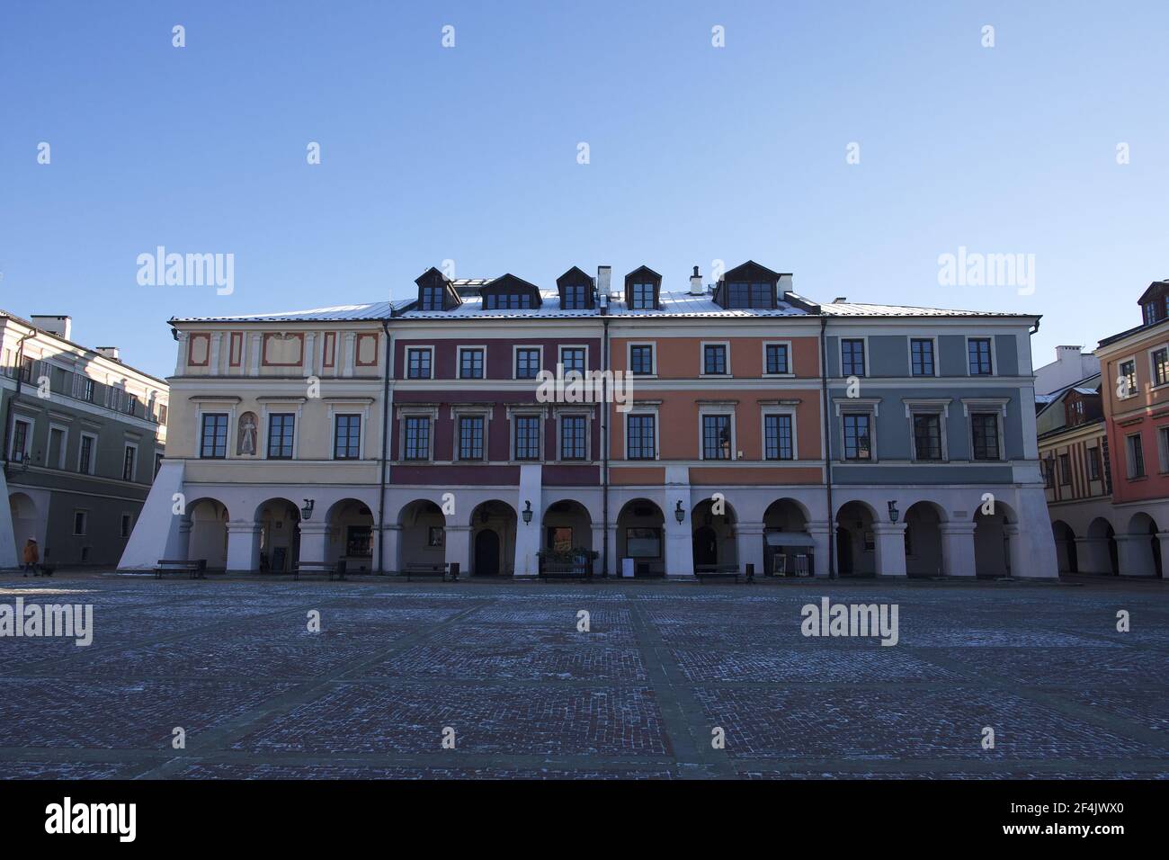 Zamosc, Polonia, 27 dicembre 2020. Case colorate d'epoca sulla Piazza del mercato in una gelida mattina d'inverno. Architettura europea dell'era del Re Foto Stock