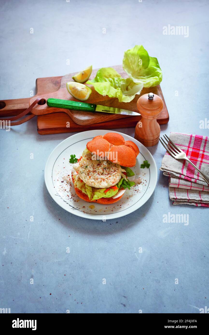 Hamburger di orata di mare con verdure Foto Stock