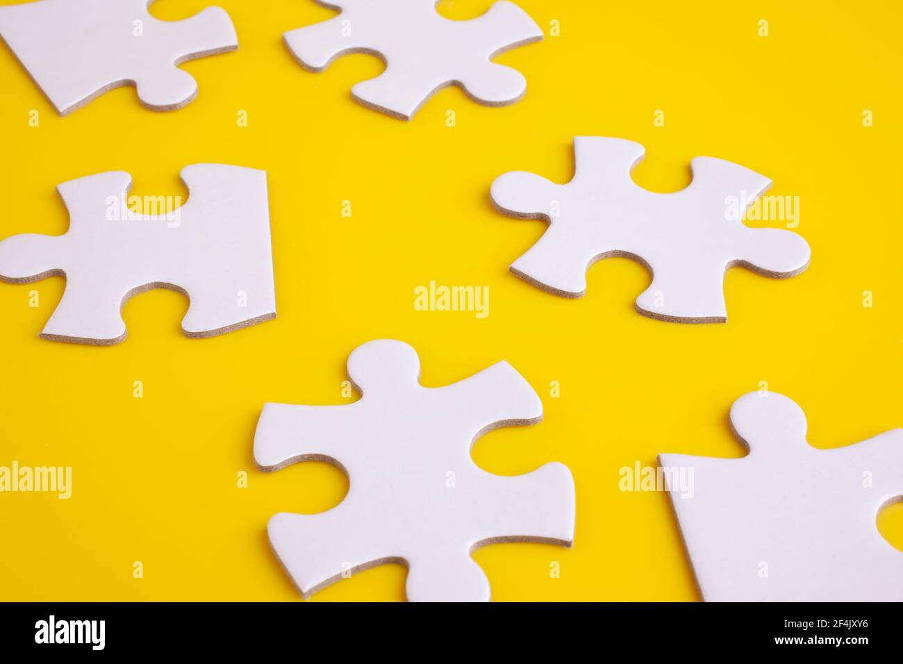 puzzle bianco isolato su giallo Foto Stock