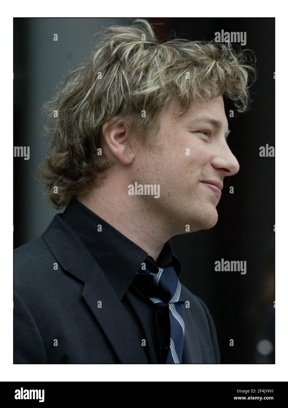 Jamie Oliver ad una fotocellula prima della sua stampa conf re Cene scolastiche tenute al canale quattro a Londonpic David Sandison 30/3/2005 Foto Stock