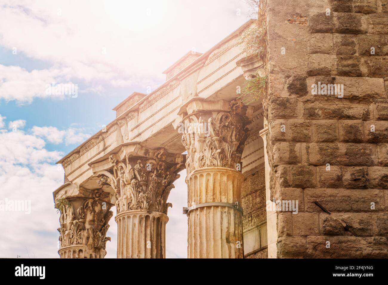 Antiche rovine italiane, belle colonne antiche di storia rovinata edificio a Roma. Foto Stock