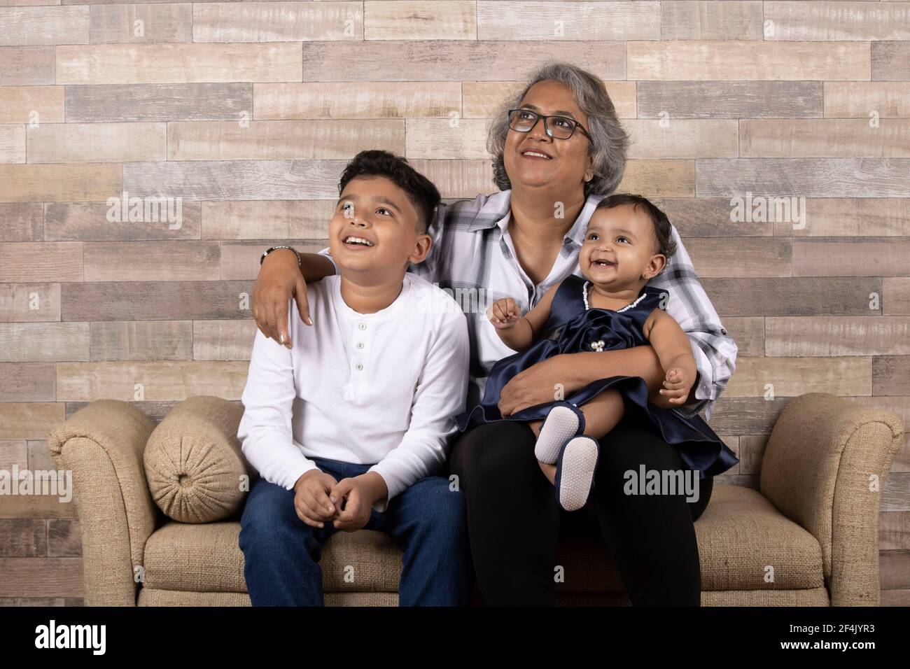 Momenti felici con la nonna, l'anziana signora indiana o asiatica che passa del tempo di qualità con i suoi grandi figli Foto Stock