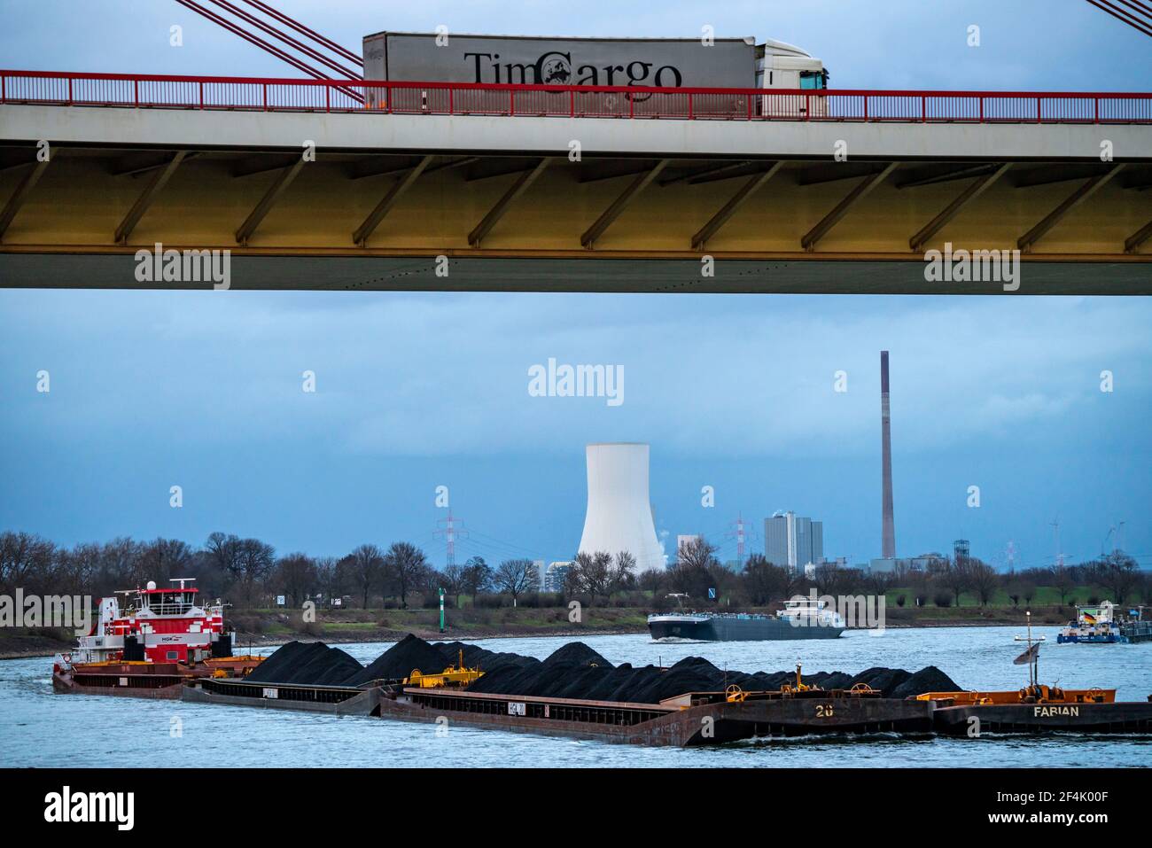 Beeckerwerther BrŸcke, ponte autostradale, A42, camion, nave da carico Herkules 2, inviato spinto, caricato di carbone importato, sulla sua strada per il Krupp Mannesman Foto Stock