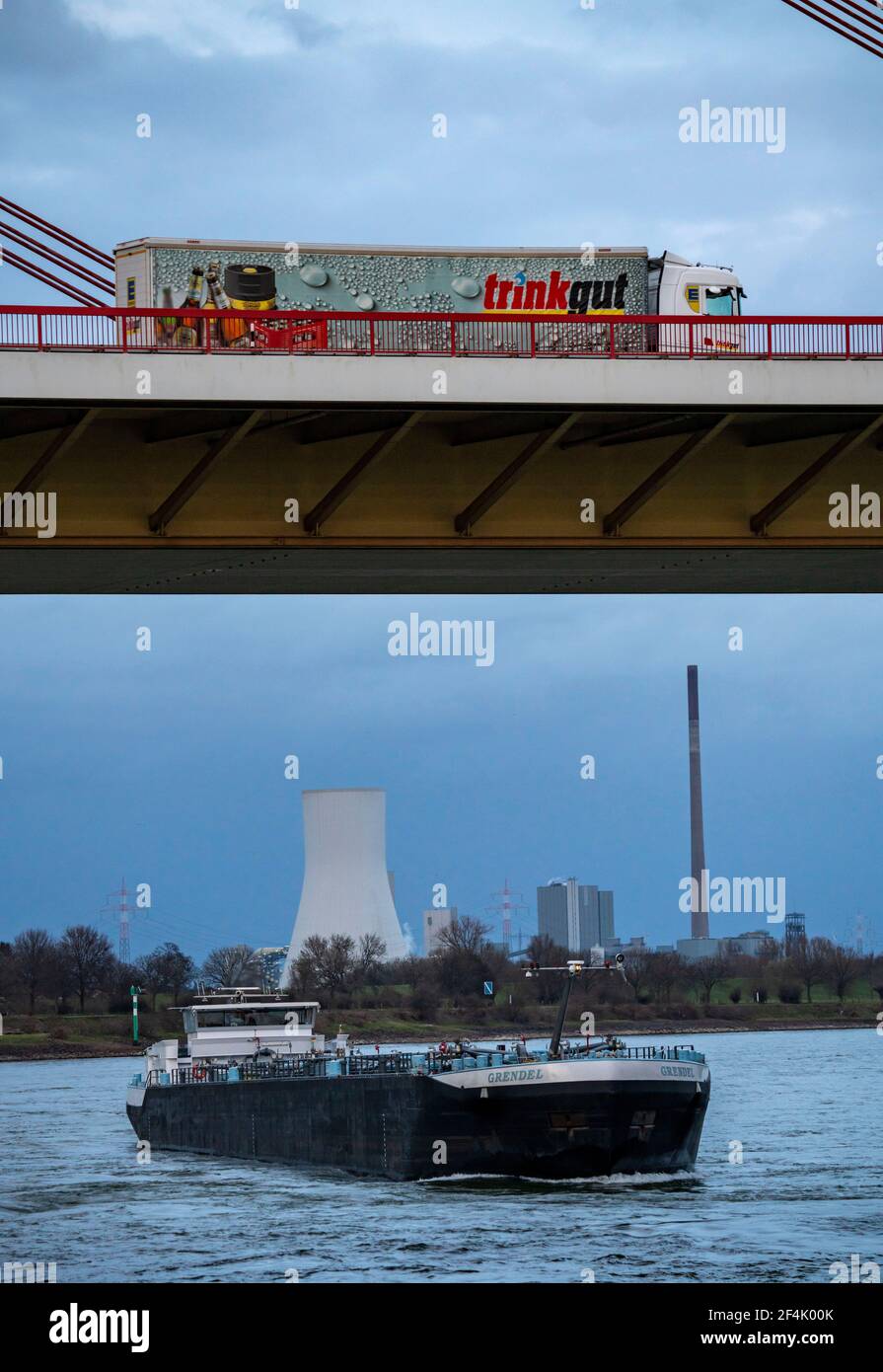 Beeckerwerther BrŸcke, ponte autostradale, A42, camion, nave da carico Herkules 2, inviato spinto, caricato di carbone importato, sulla sua strada per il Krupp Mannesman Foto Stock